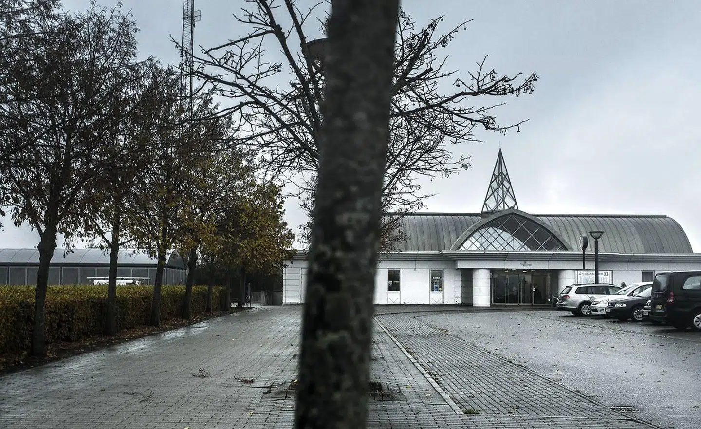 Det er her på Korsør Station, at Emilie Meng blev set i live sidste gang. Hun valgte at gå hjem fra stationen omkring kl. 4.00. Den hvide eller lyse Hyundai forlader ifølge overvågningen stationen kl. 4.07.