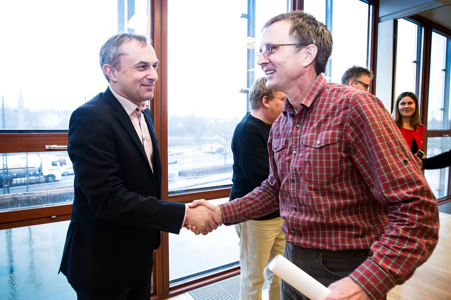 Michael Ziegler fra Kommunernes Landsforening og Anders Bondo Christensen, formand for Danmarks Lærerforening, hilser her på hinanden i forhandlingslokalet 13. februar 2015.