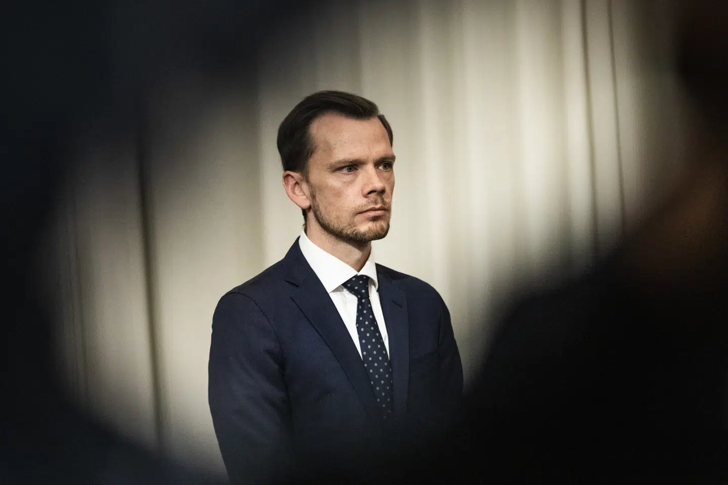 Et politisk flertal vil lade danskerne betale topskat af deres indefrosne feriepenge.