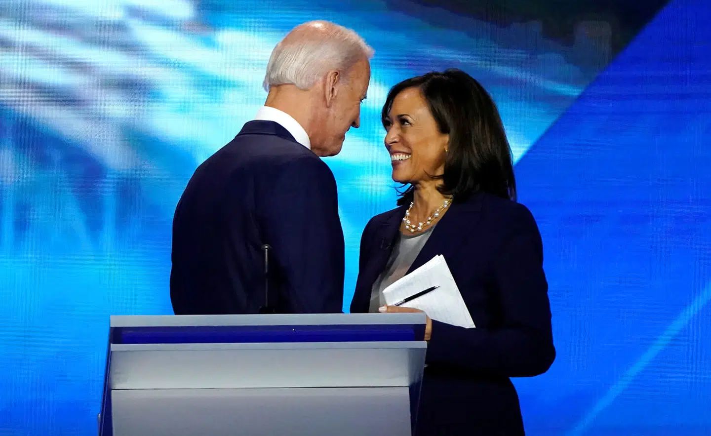 Selv om tidligere vicepræsident Joe Biden blev angrebet voldsomt af senator Kamala Harris under en TV-debat sidste sommer, var humøret mellem de to højt, da de mødtes til en senere præsidentkandidatdebat i september.