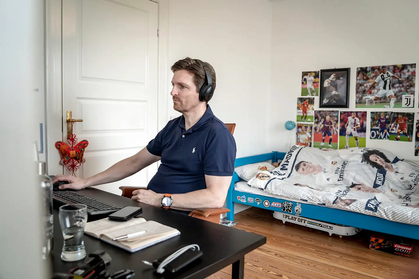 Mange danskere har arbejdet hjemmefra under coronakrisen. Her ses Ole Krogh Petersen, der er administrerende direktør i Danica Pension, på sin søns børneværelse, hvor han har har hjemmekontor under coronakrisen.
