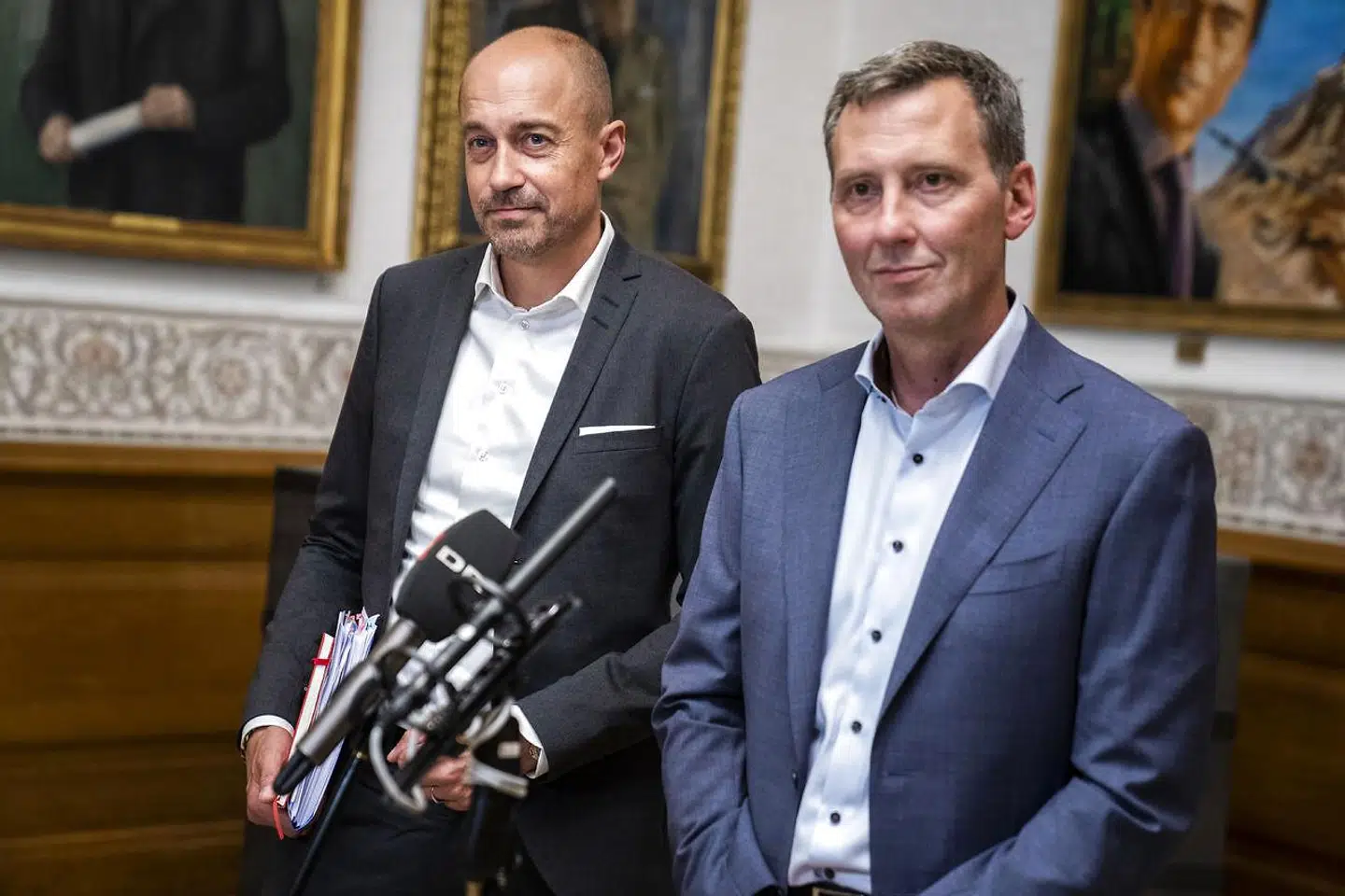 Nick Hækkerup og Magnus Heunicke (S) forlader forhandlinger om næste fase af genåbningen i Landstingssalen på Christiansborg sent onsdag aften. Blandt andet forhandles der om genåbning af uddannelser, der ikke har fået lov til at åbne endnu, diskoteker, spillesteder og natteliv samt yderligere dele af indendørs sports- og fritidsfaciliteter.