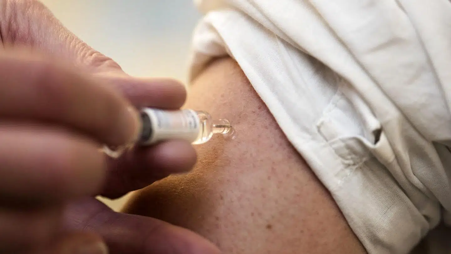 Corona-vaccinen er undervejs, men mange er skeptiske over for mulige bivirkninger. (Foto: Kristian Djurhuus/Ritzau Scanpix)