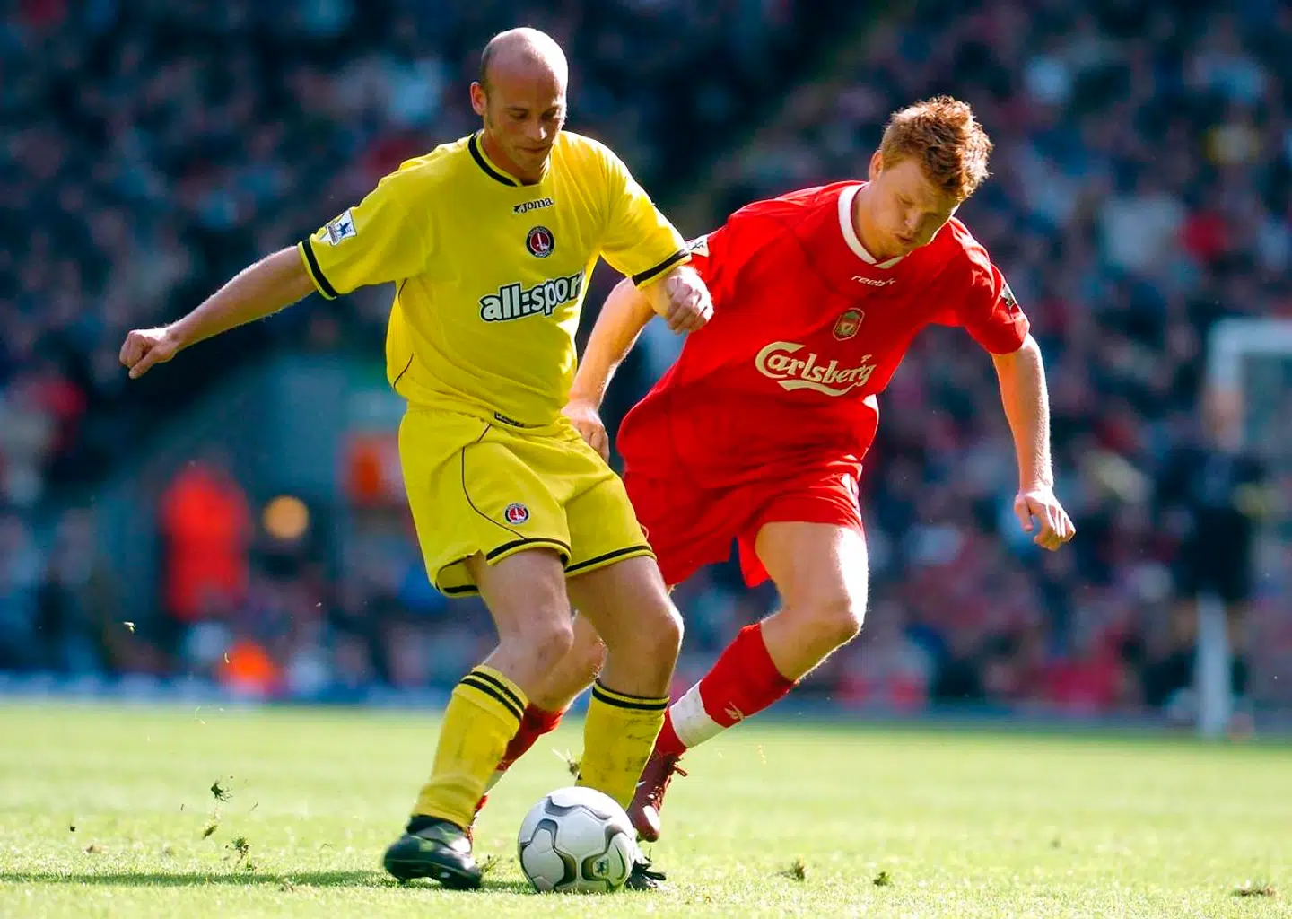 Claus Jensen (tv.) er en af de spillere, der har spillet for Charlton Athletic. Her ses han i aktion mod Liverpools John Arne Riise.