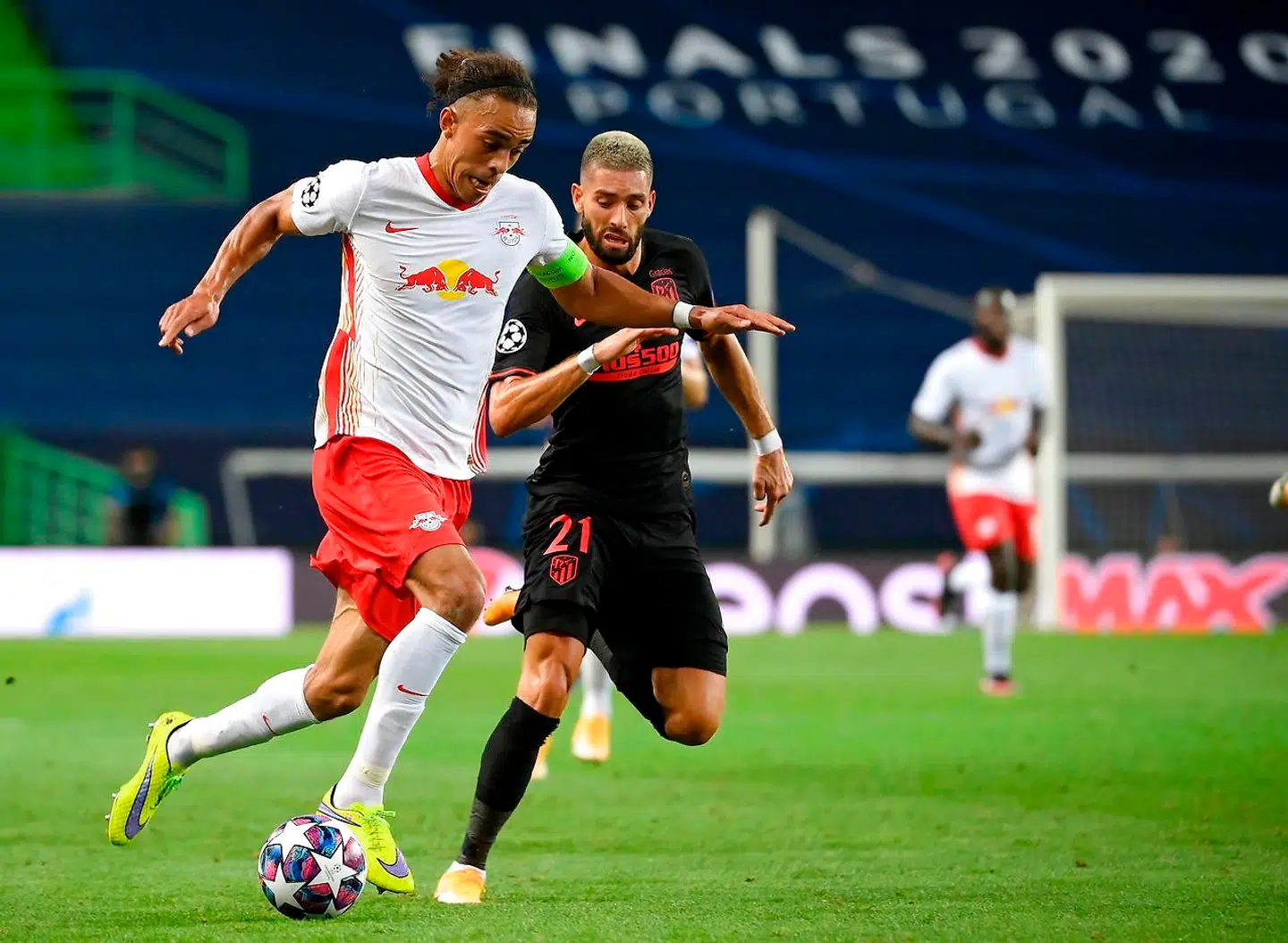 Leipzig's Danish forward Yussuf Poulsen (L) vies with Atletico Madrid's Belgian midfielder Yannick Carrasco during the UEFA Champions League quarter-final football match between Leipzig and Atletico Madrid at the Jose Alvalade stadium in Lisbon on August 13, 2020. (Photo by LLUIS GENE / POOL / AFP)