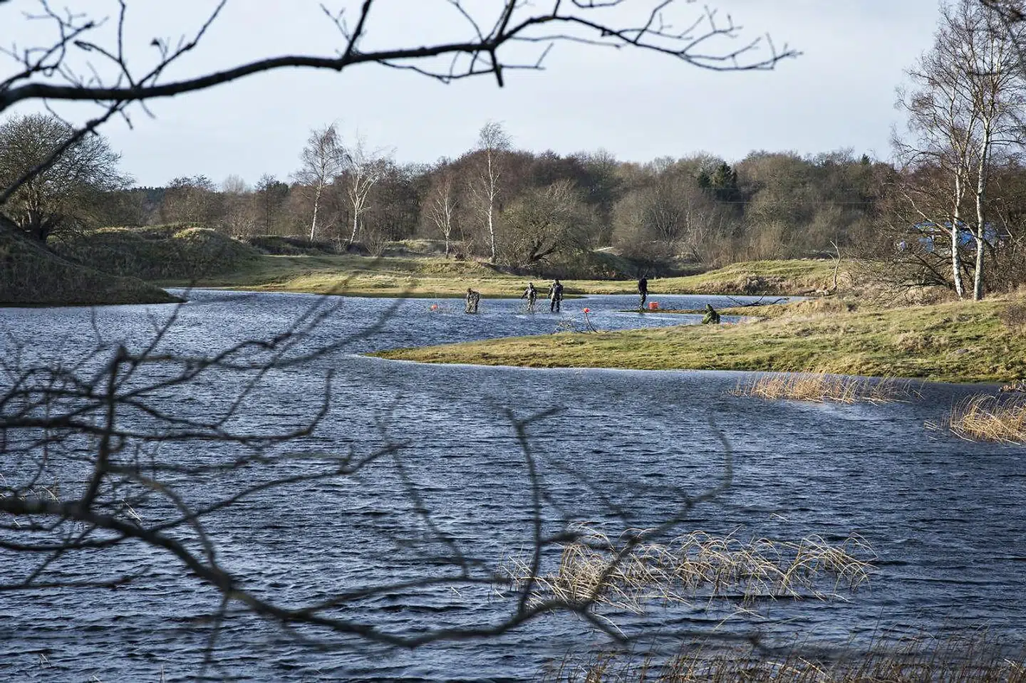 Dykkere undersøger søen, hvor liget af 17-årige Emilie Meng blev fundet. En hundelufter opdagede liget 24. december 2016, og i dagene efter blev der udført en række undersøgelser under vand og på land for at finde vigtige spor, der kunne indgå i efterforskningen.