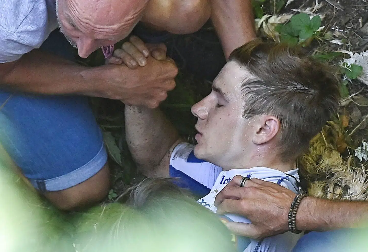 Deceuninck-Quick Step Belgium rider Remco Evenepoel is helped by staff member as he lies down after crashed during the 114th edition of the giro di Lombardia (Tour of Lombardy), a 231 km cycling race from Bergamo to Como on August 15, 2020. (Photo by Marco BERTORELLO / AFP)
