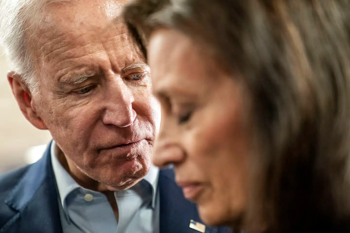 Joe Biden er kendt for at gå fysisk meget tæt på sine vælgere. Dette udløste sidste år stor kritik af ham, og han har lovet, at han vil være mere opmærksom. At holde social afstand er af andre grunde – coronapandemien – siden blevet meget mere udbredt.