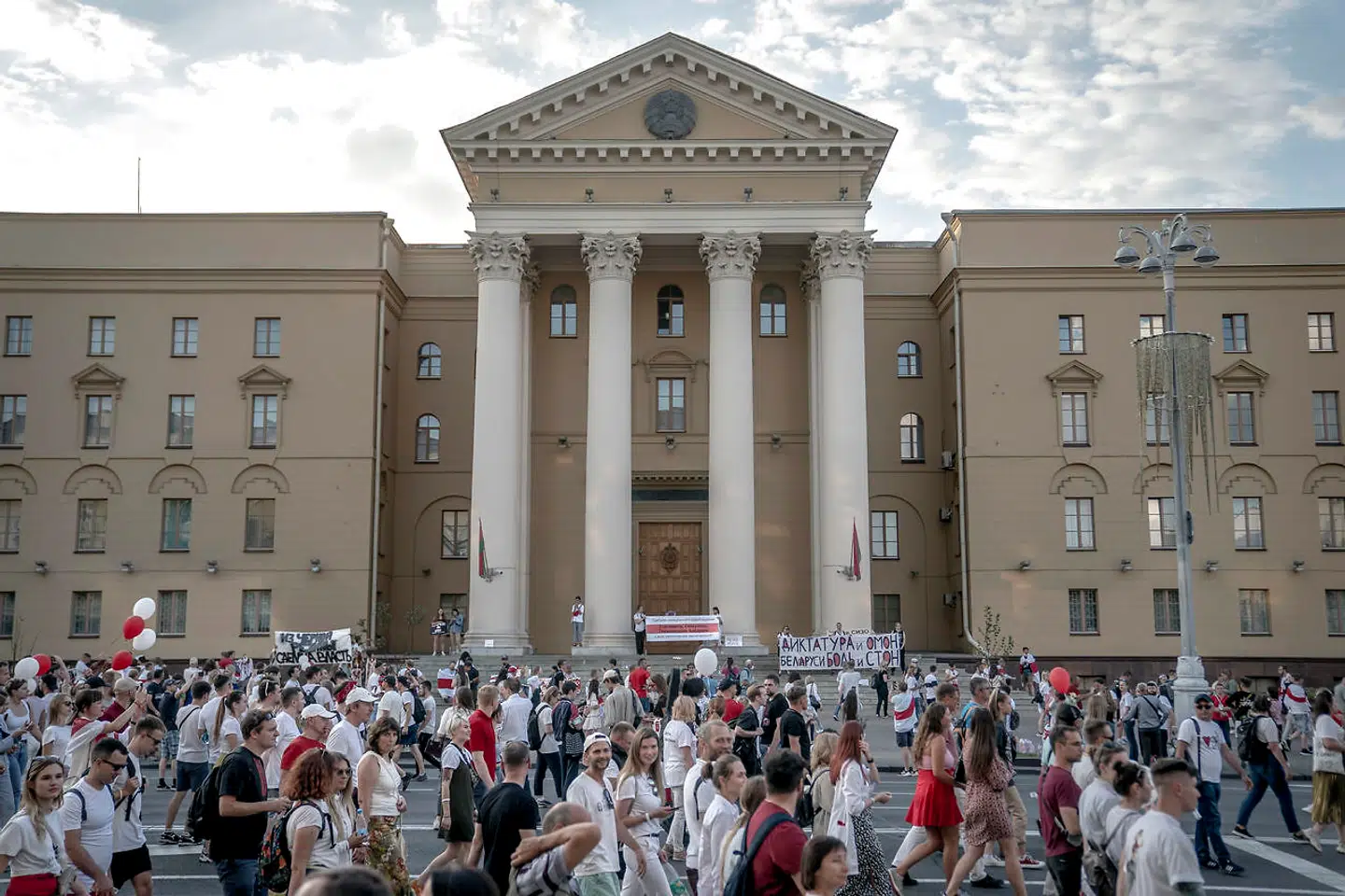 Demonstrationen passerer den hviderussiske efterretningstjeneste, KGBs, hovedkvarter – et sted, man tidligere gik i en stor bue uden om.