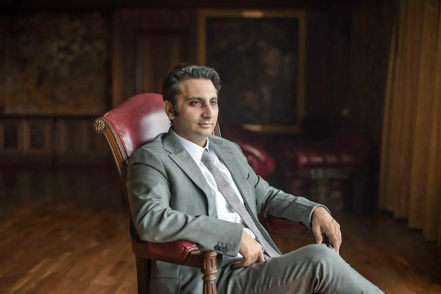 Adar Poonawalla er direktør for og (sammen med faderen) ejer af verdens største vaccineproducent, Serum Institute of India i Pune i Indien. Han bliver en afgørende person, når verdens behov for vacciner skal dækkes. Hans fabrikker dækker i dag omkring 60 procent af verdens behov for vacciner.