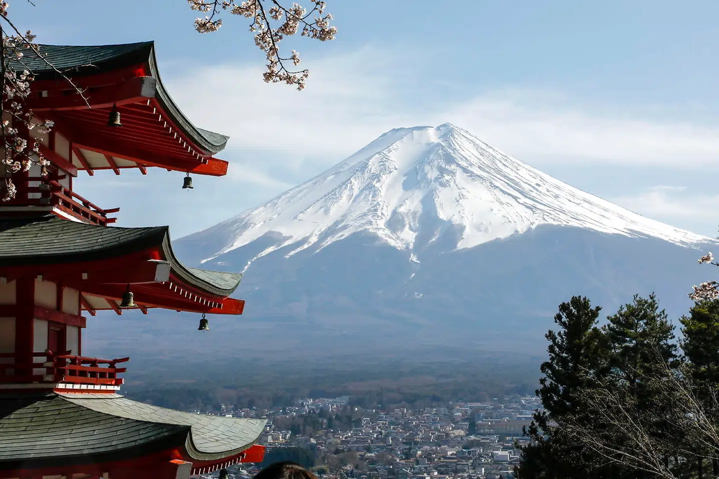 Japans højeste bjerg, Fujiyama, lukker for tusinder af bjergbestigere.