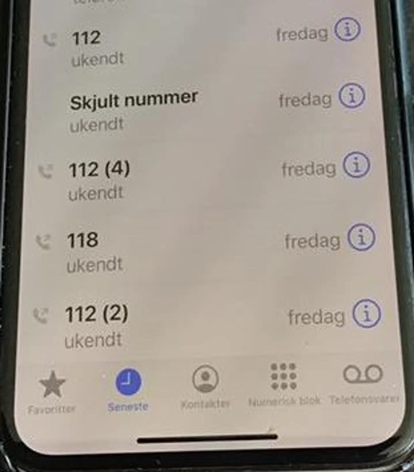 Først syvende gang kom Brian igennem. Han forsøgte i desperation også at ringe 114 (til politiet).