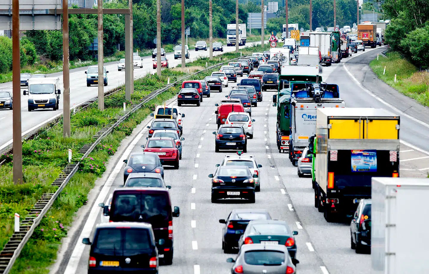 Næsten 200.000 bilejere kører rundt i biler uden at have betalt bilafgift til staten. Det skyldes, at Skatteministeriet – imod reglerne – ikke har bedt politiet om at klippe pladerne.