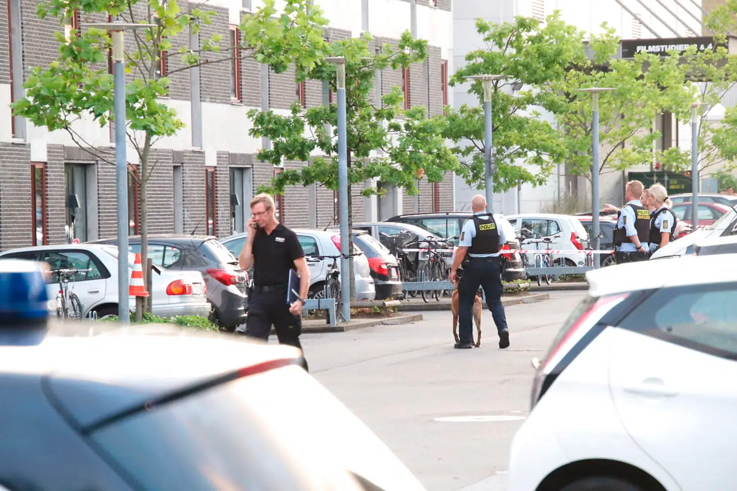 Politi arbejder på Gyngemose Parkvej i Søborg, fredag aften den 21. august 2020. En mand er fredag aften afgået ved døden efter at være ramt af skud i Søborg. Manden blev ramt af skud kort efter klokken 19. Politiet er fredag aften massivt til stede på Gyngemose Parkvej i Søborg for at efterforske skyderiet. (Foto: presse-fotos.dk/Scanpix 2020)