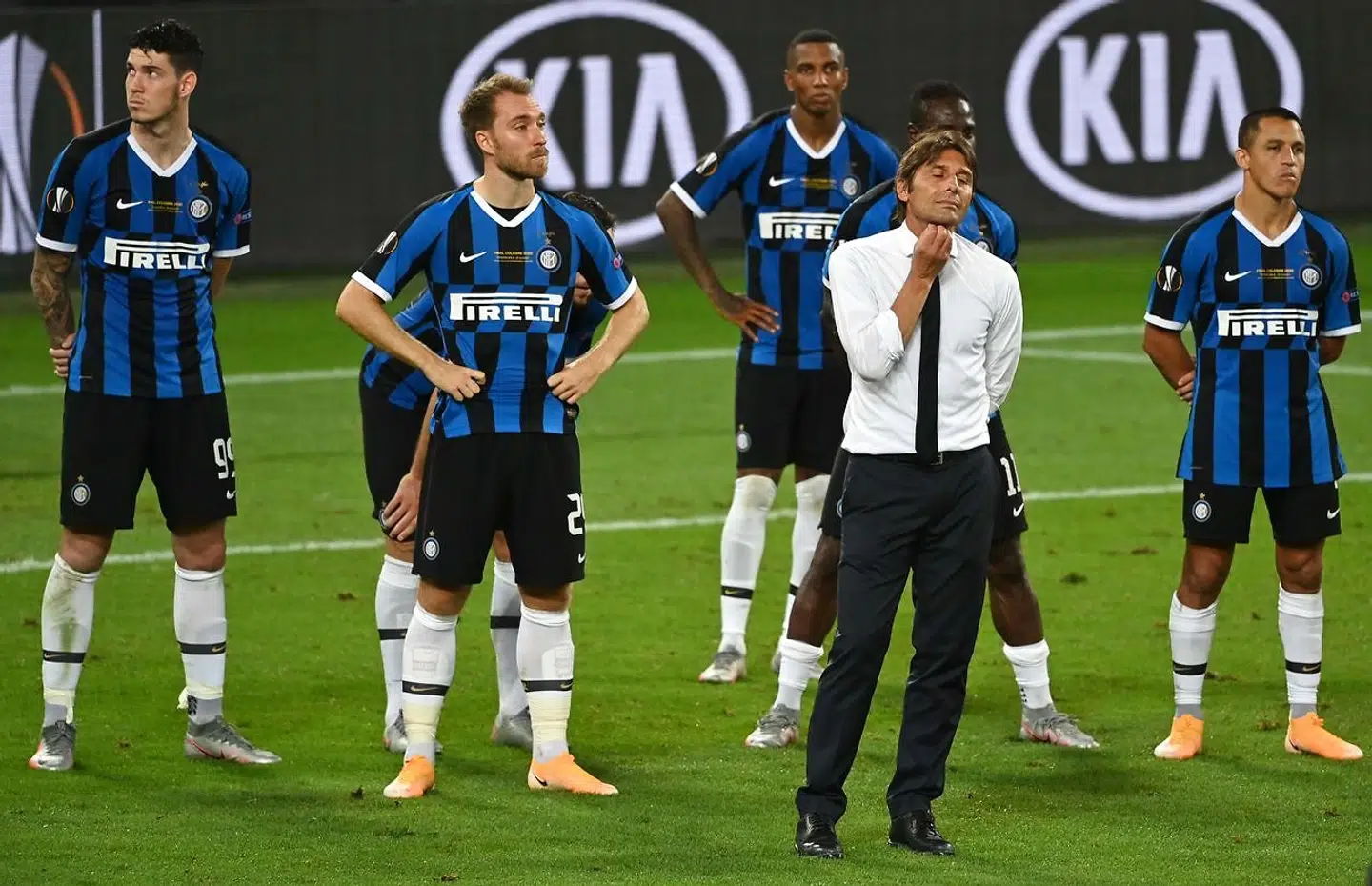 Inter Milan's Italian head coach Antonio Conte (2R) and his players react fter losing the UEFA Europa League final football match Sevilla v Inter Milan on August 21, 2020, in Cologne, western Germany. (Photo by Ina Fassbender / POOL / AFP)