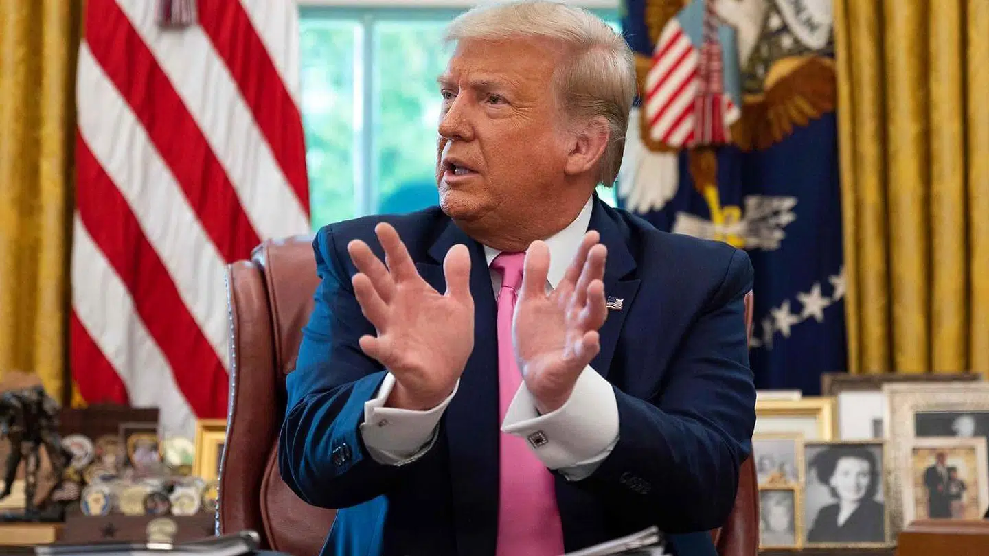 Har Donald Trump et pink slips på, mener QAnon-tilhængere, at han signalerer til dem i det skjulte.