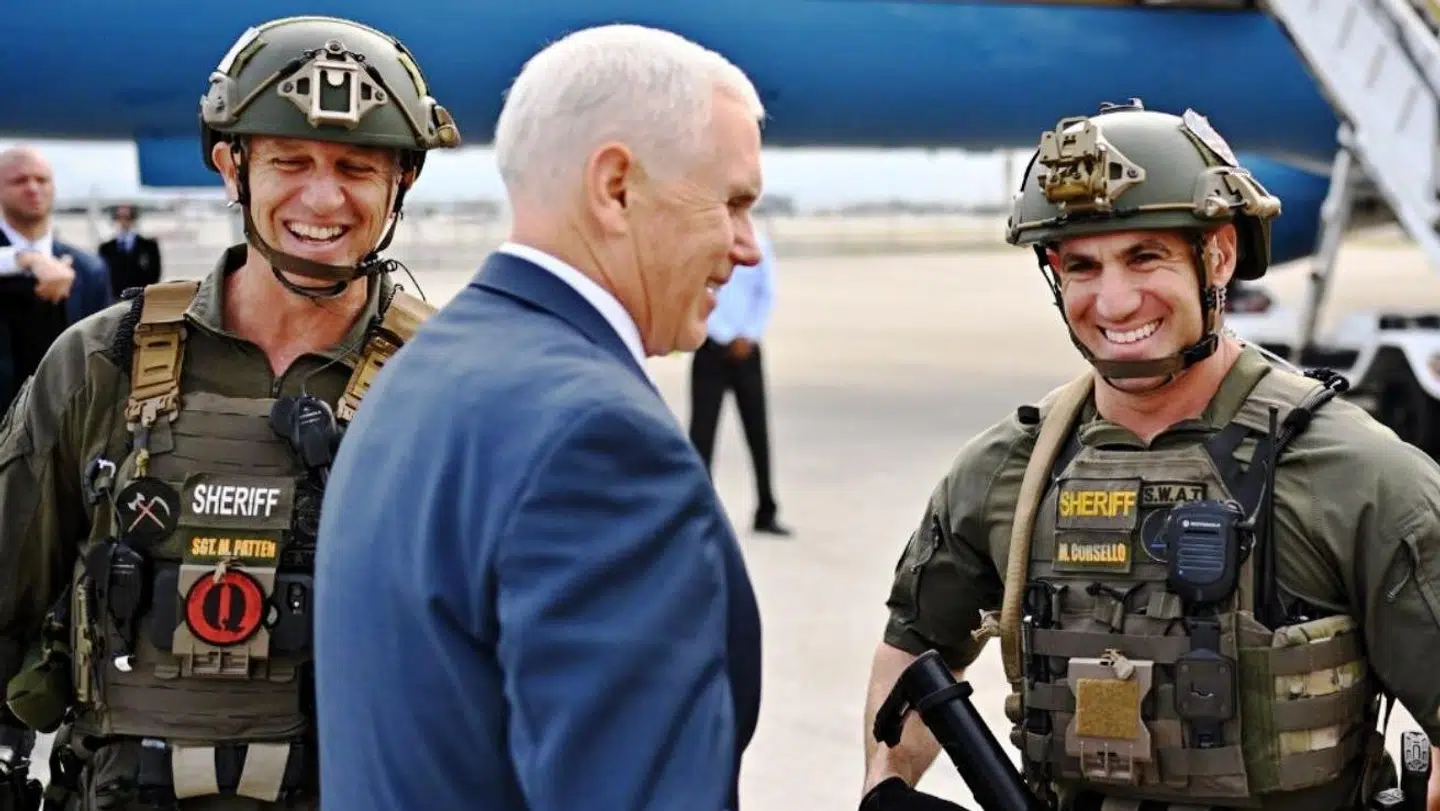 Vicepræsident Mike Pence står sammen med et par medlemmer af SWAT i Broward County i Florida. Det Hvide Hus har delt dette billede på sin officielle Twitter-profil