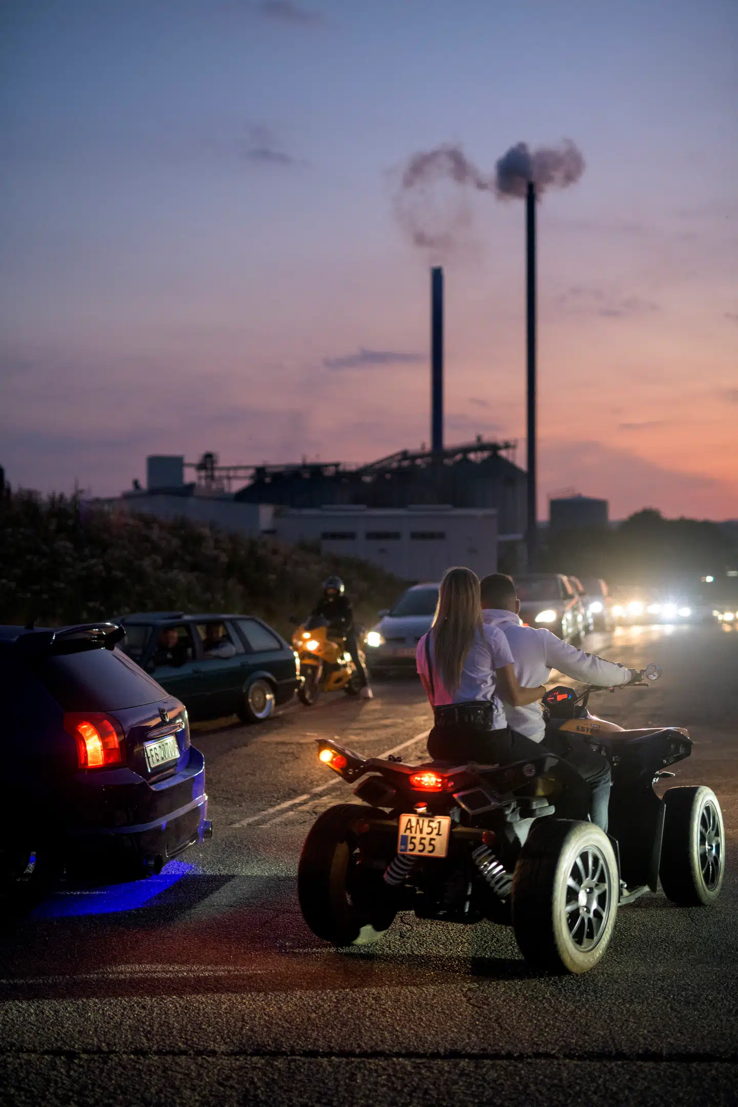 Gaderæs er en hobby, der kun kan dyrkes, når solen går ned. Var Grease filmet på Sydsjælland, ville det her være åbningsscenen: kram, flirteri og pumpende beats fra en parkeret bil med alle døre åbne. Foto: Janus Engel Rasmussen