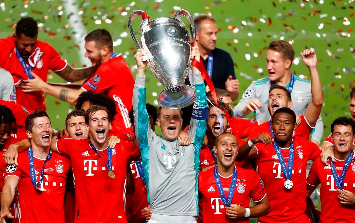 Bayern Munich's German goalkeeper Manuel Neuer raises the European Champion Clubs' Cup during the trophy ceremony at the end of the UEFA Champions League final football match between Paris Saint-Germain and Bayern Munich at the Luz stadium in Lisbon on August 23, 2020. (Photo by MATTHEW CHILDS / POOL / AFP)