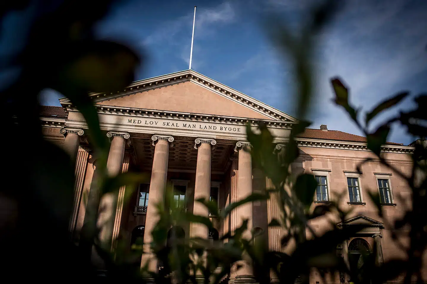I 2019 blev 28.135 straffesager gennemført, og kun i 54 tilfælde var der flere end én anklager på sagen, viser et notat fra Justitsministeriet.