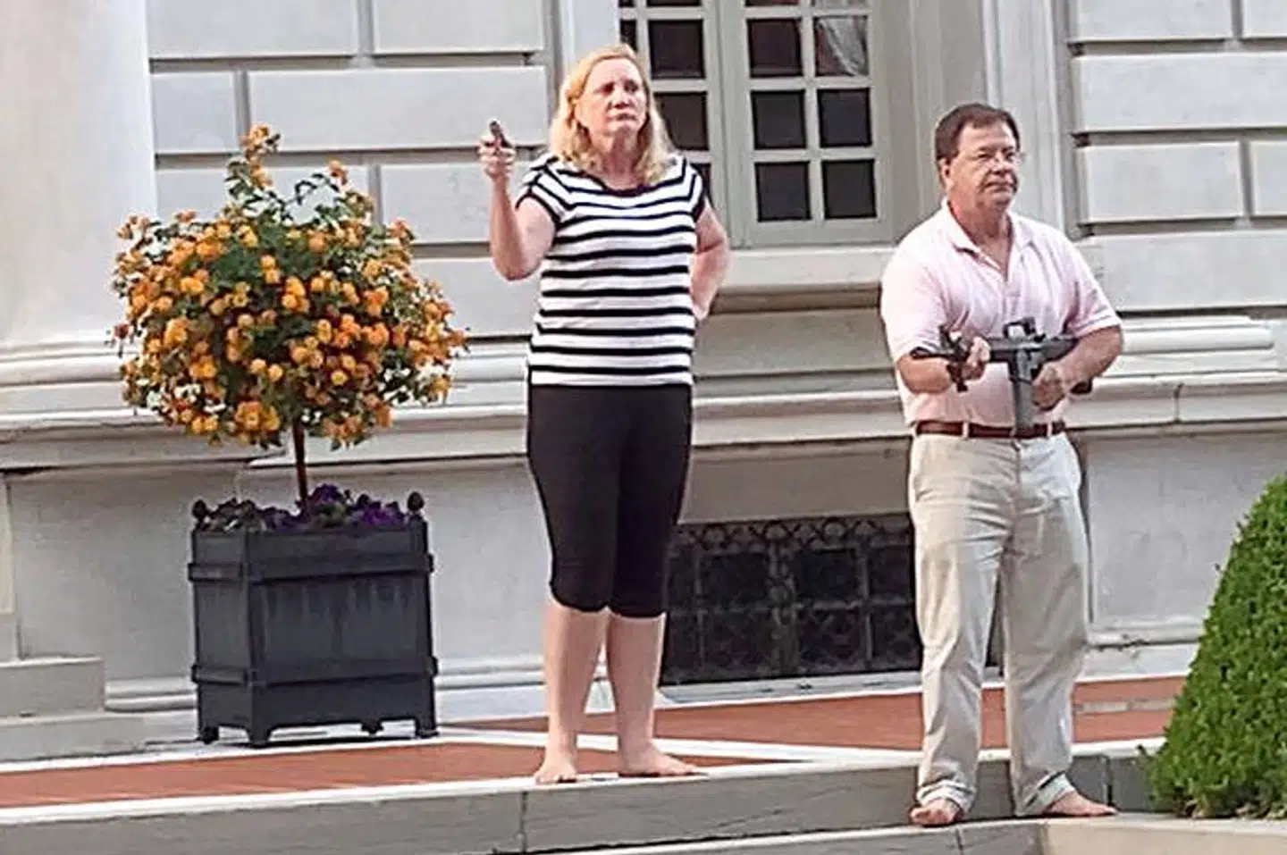 Sådan reagerede det amerikanske ægtepar Mark og Patricia McCloskey, da demonstranterne dukkede op foran deres hus i St. Louis.