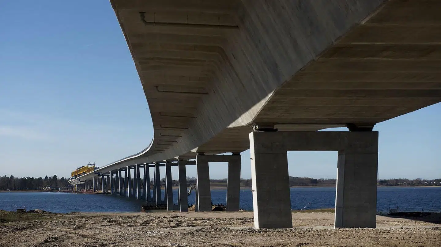 Byggeriet af Kronprinsesse Marys Bro. Broen er ca. 1, 4 km lang og er Danmarks tredje betalingsbro.