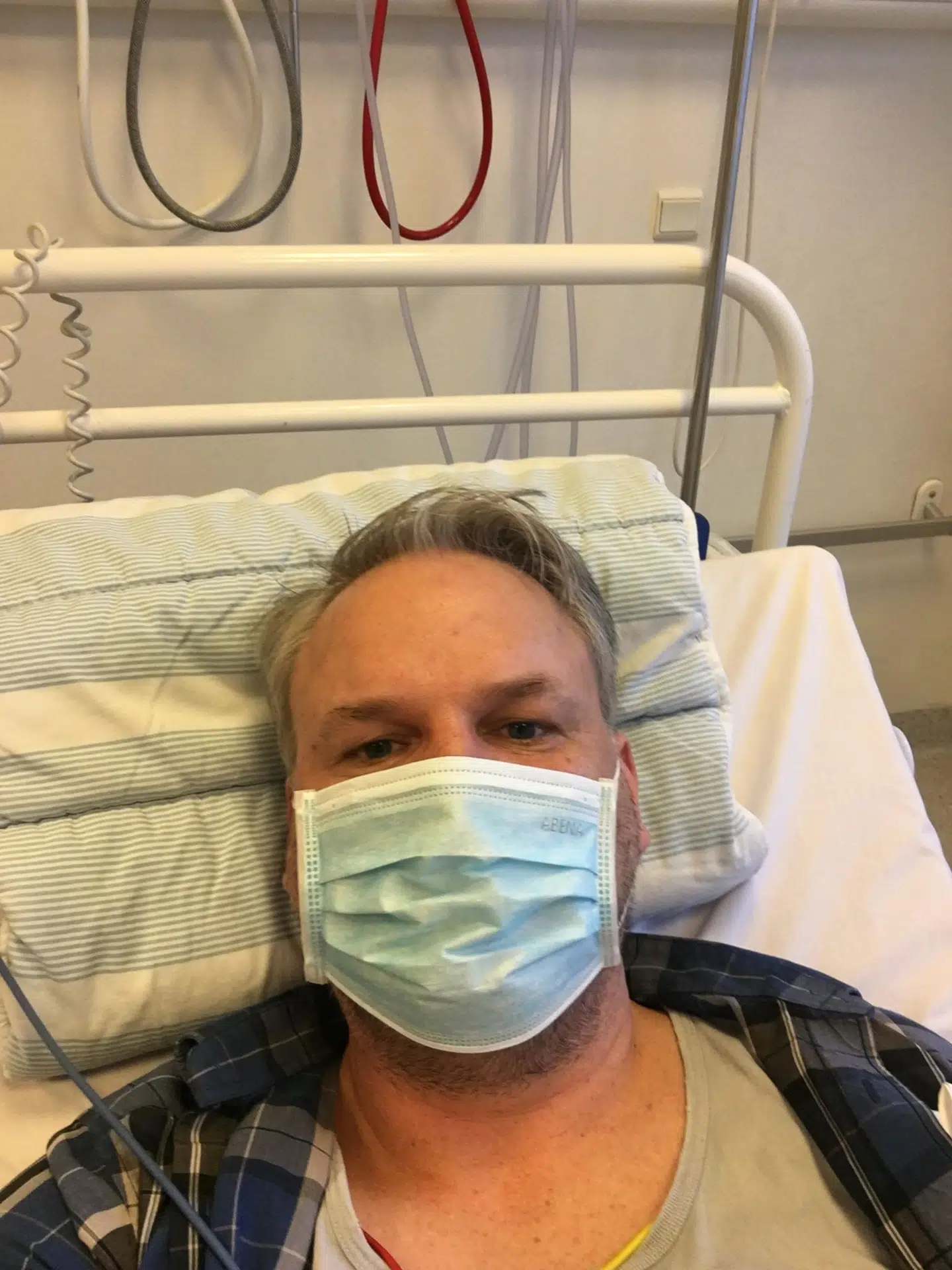 Et par uger efter Nicolaj Christensen er feberfri, bliver han på hospitalet undersøgt for, om kræft, diabetes eller lignende kan være skyld i symptomerne. Her fik han også en test for om han aktuelt havde covid-19, som var negativ.