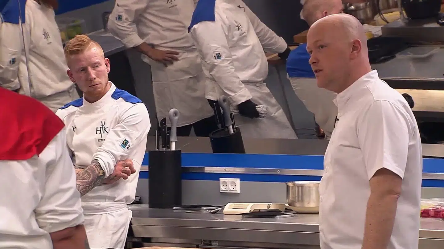 Jakob Mielcke lægger ingen fingre i mellem i første afsnit af programmet. Her ses han og Peter.