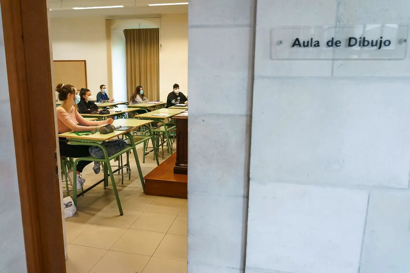 De spanske gymnasielever, her i den nordlige by Burgos, nåede at få det sidste af skoleåret med i juni. Men yngre årgange har ikke sat en fod i et klasselokale siden midten af marts. 14. september vender de efter planen tilbage, og ifølge nye forskningsresultater behøver det ikke at få coronaviruspandemien til at eksplodere igen, sådan som mange frygter.