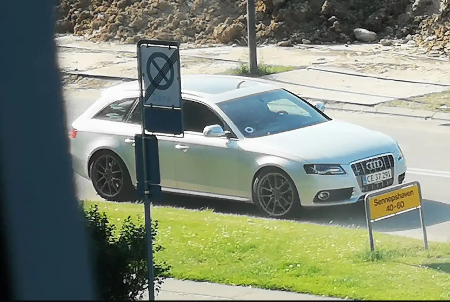 Gerningsmændenes flugtbil fra Herlev blev fotograferet af vidner i Sennepshaven under dobbeltdrabet ved højlys dag. Senere mislykkedes mordernes forsøg på at brænde den stjålne Audi af.