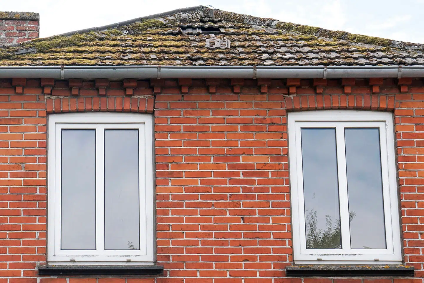 Dele af tagpladerne er faldet af ejendommens tag i Store Merløse.