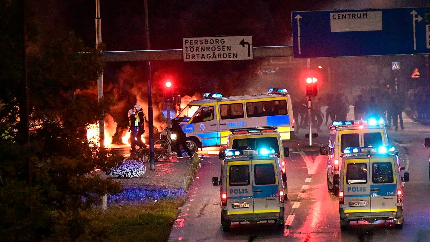 - Vi er ved at efterforske voldelige optøjer, vold mod tjenestemænd i funktion, hærværk mod politibiler samt over en snes brande forskellige steder, siger Patric Fors, politiets pressetalsperson i Region Syd, efter voldsomme udoligheder i Malmø.