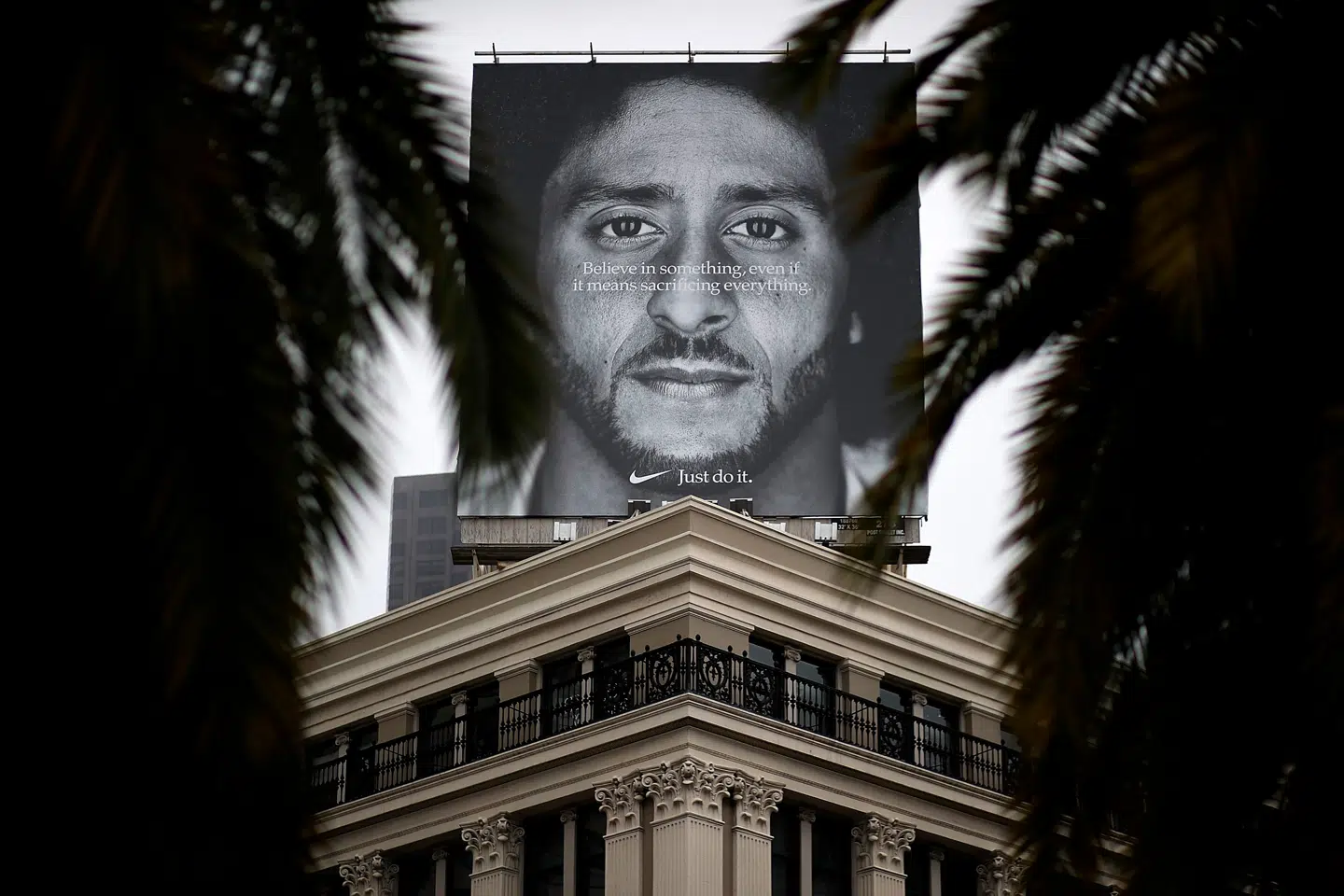 Som NFL-spiller knælede Colin Kaepernick under nationalsangen i protest mod racisme og blev udstødt. Så blev han ansigt for Nike. Foto: Ritzau Scanpix
