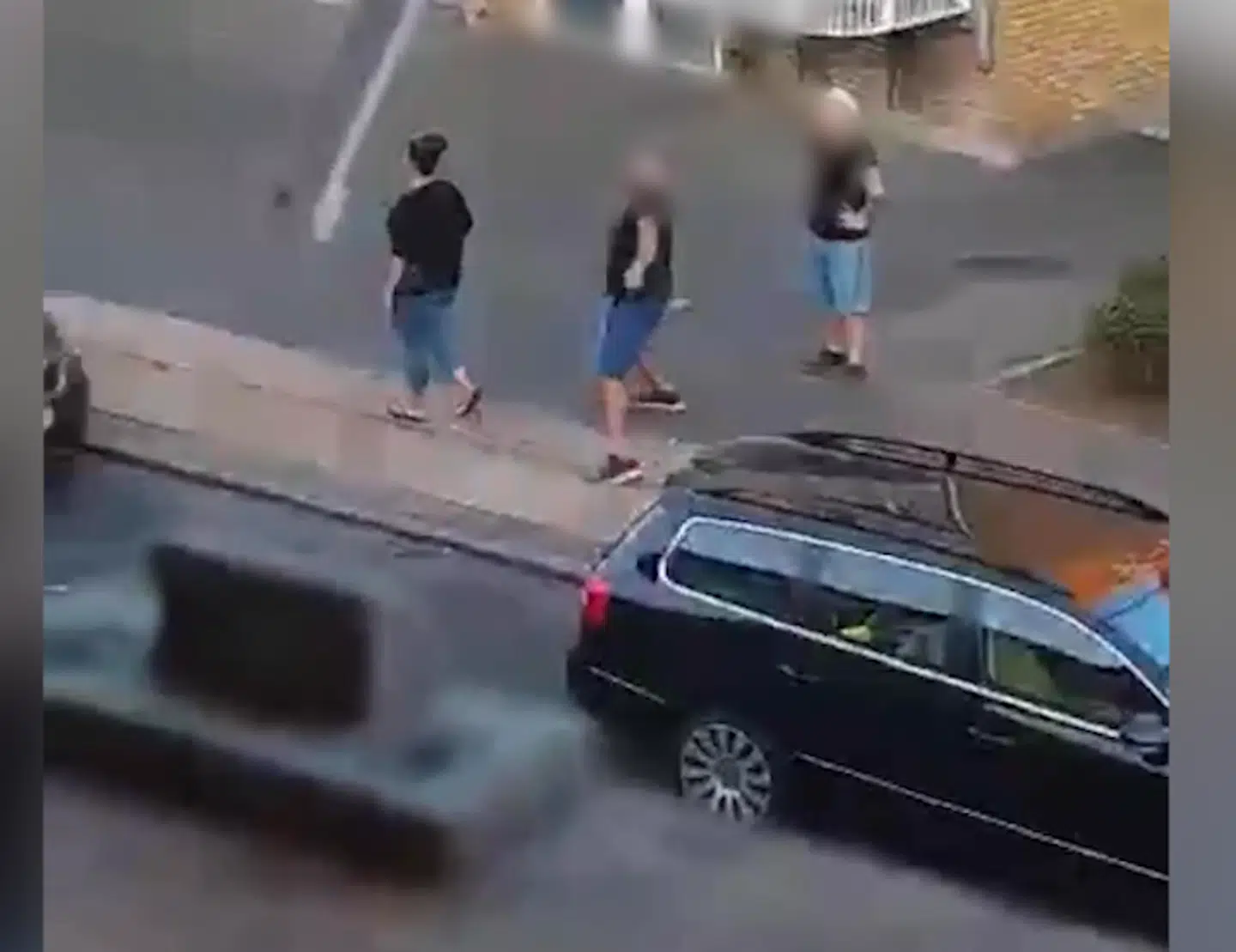Ung mand lægger an til at kaste med æg mod Marlene Hansen (grab fra video).
