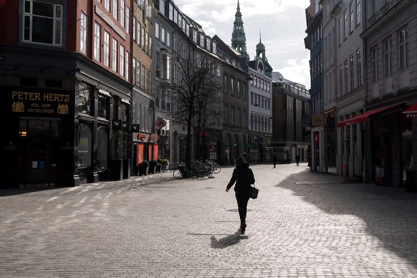 Der plejer normalt at være travlt på Strøget i København, hvor butikkerne ligger op og ned ad hinanden. Men mange butikker har den seneste tid været nødsaget til at lukke ned på grund af coronavirus, og det har haft alvorlige konsekvenser for det danske erhvervsliv.
