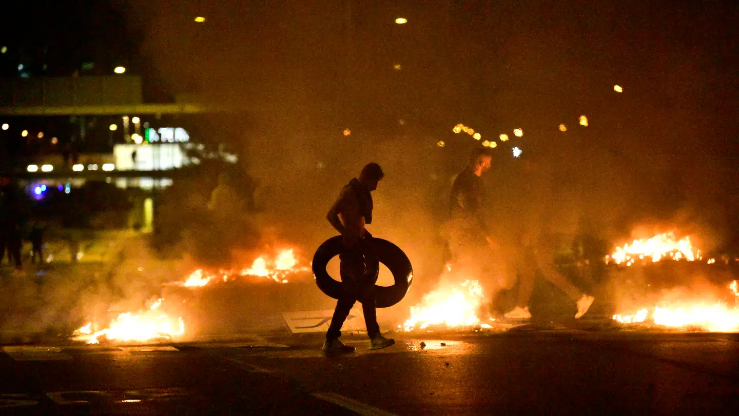 Demonstranter brænder dæk efter fredagens koranafbrænding på Emilstorp. (Foto: 50090 TT/Ritzau Scanpix)
