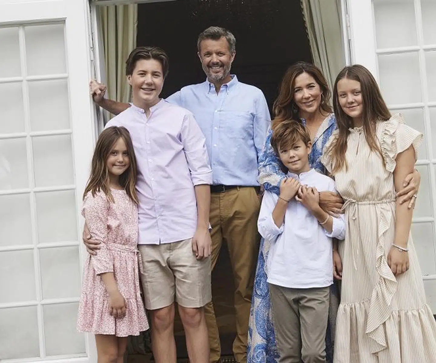 En sommerglad kronprinsfamilie på et af de kongelige slotte.