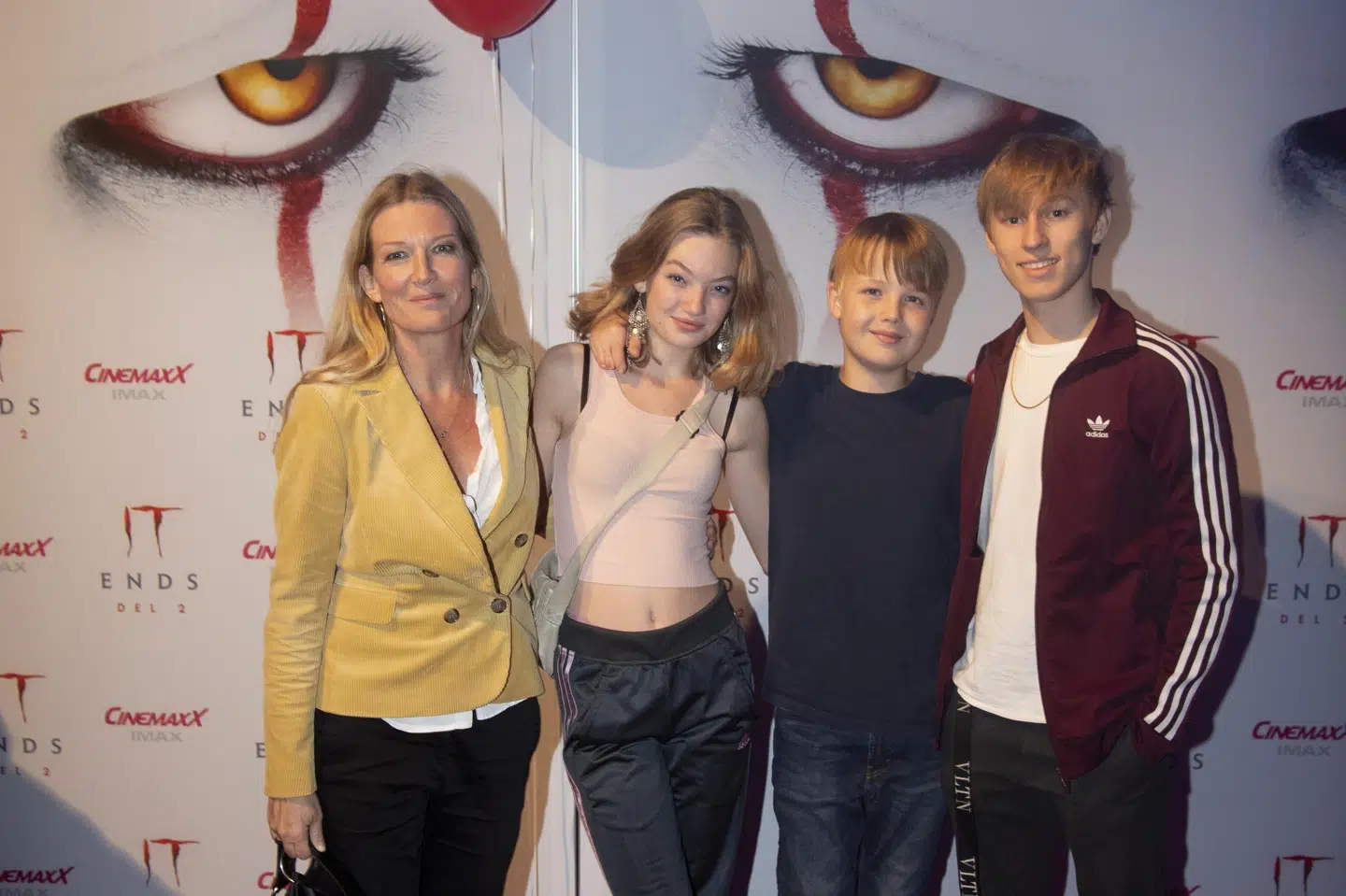 Anne-Grethe Bjarup Riis med sin tre børn Yrsa, Gilbert og Osvald. Osvald har med sin første mand. Gilbert er i dag 13 og for længst erklæret rask.