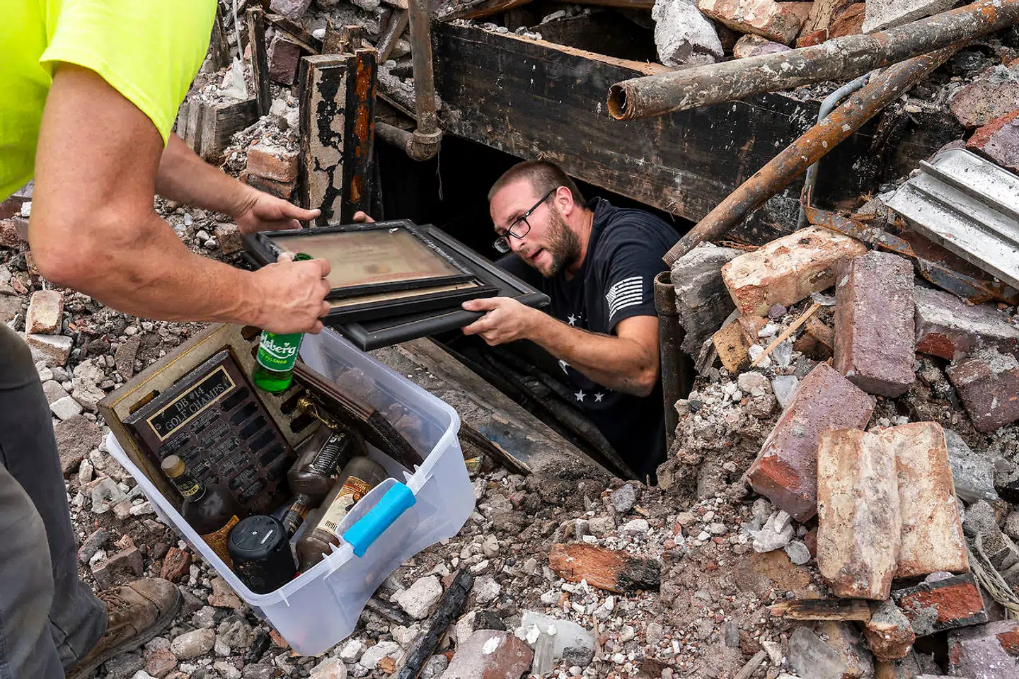 Medlemmer af Dansk Broderskab redder billeder ud af kælderen på foreningens bygning, der brændte ned under urolighederne i byen. Kenosha har været hærget af uroligheder, efter at politiet skød den sorte mand Jacob Blake syv gange i ryggen.