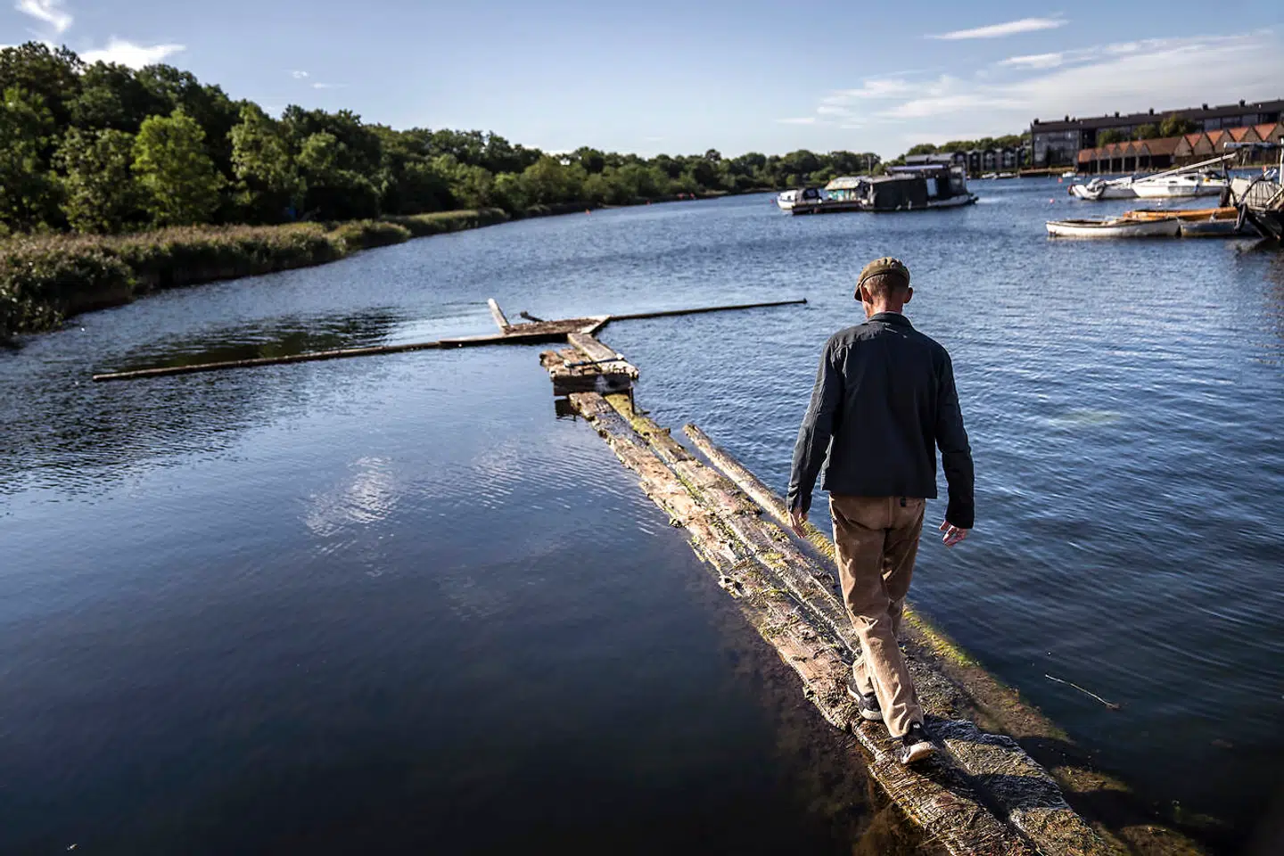 Fredens Havn har været en torn i øjet på naboer og myndigheder siden 2010, da Københavns Kommune modtog de første klager over det flydende bofællesskab, der ligger langs Refshalevej nær Christiania.