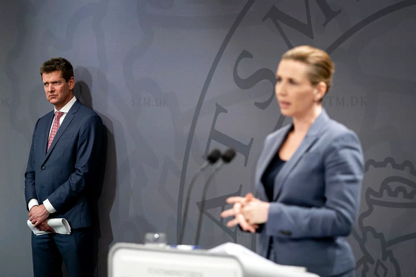 Mette Frederiksen besluttede at lukke skolerne. Brostrøm var uenig.