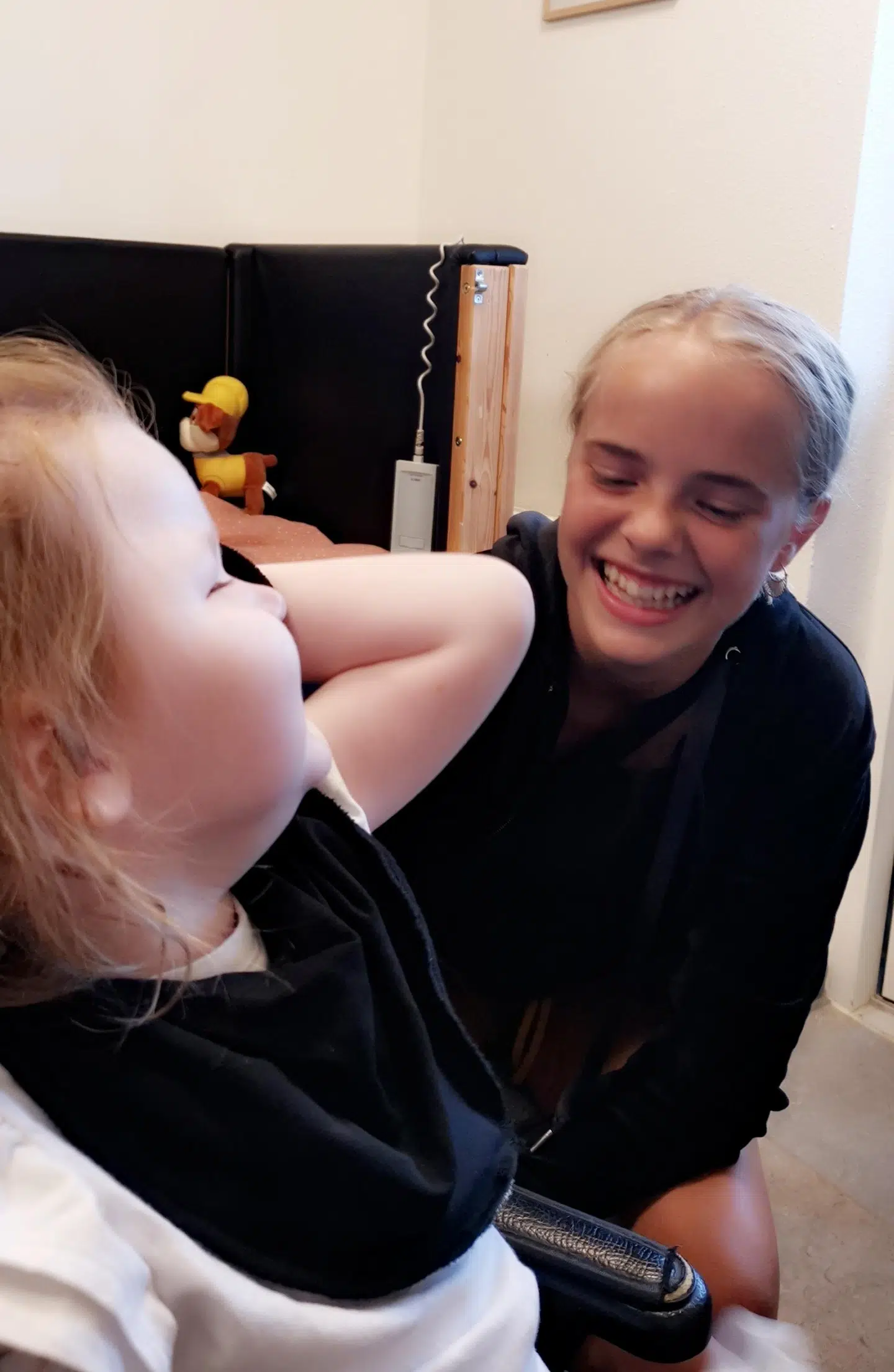 6-årige Vigga, der lider af en kronisk sygdom, med sin storesøster