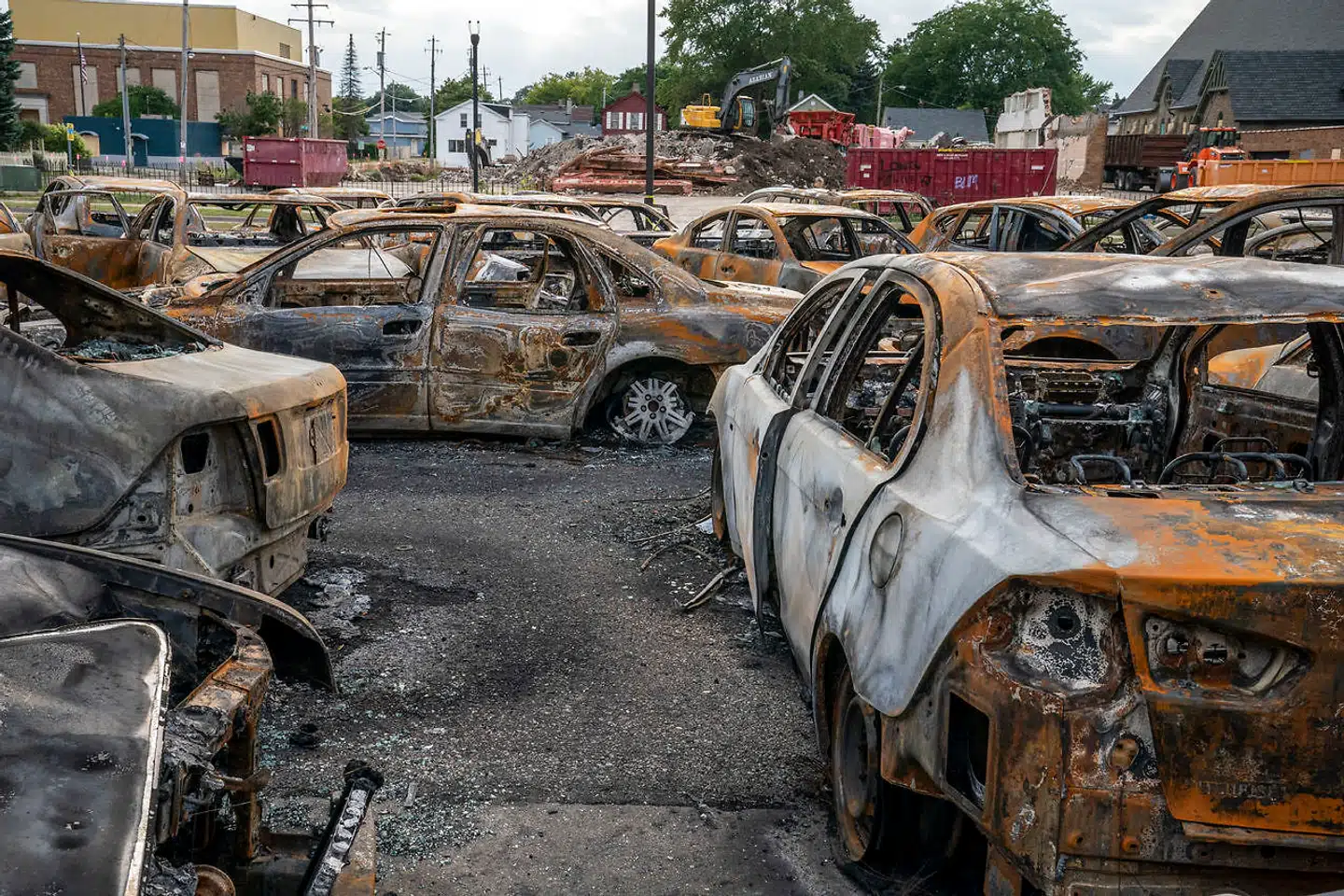 Afbrændte biler i Kenosha, som har været hærget af uroligheder, efter at politiet skød den sorte mand Jacob Blake syv gange i ryggen.