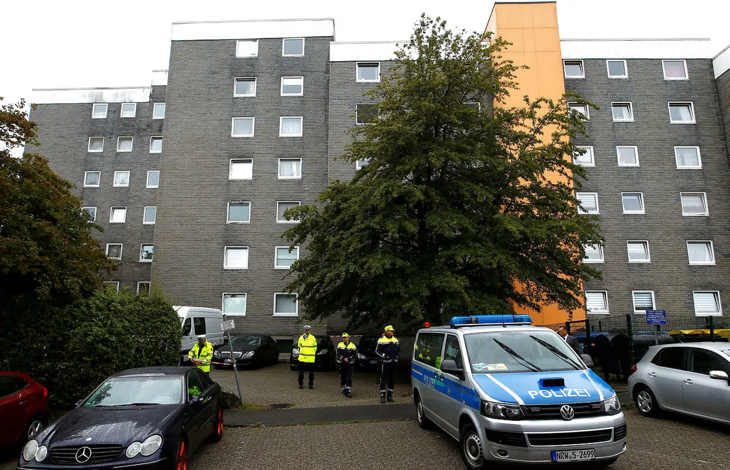 Politiet er talrigt til stede foran det lejlighedskompleks, hvor de fem børnelig blev fundet.