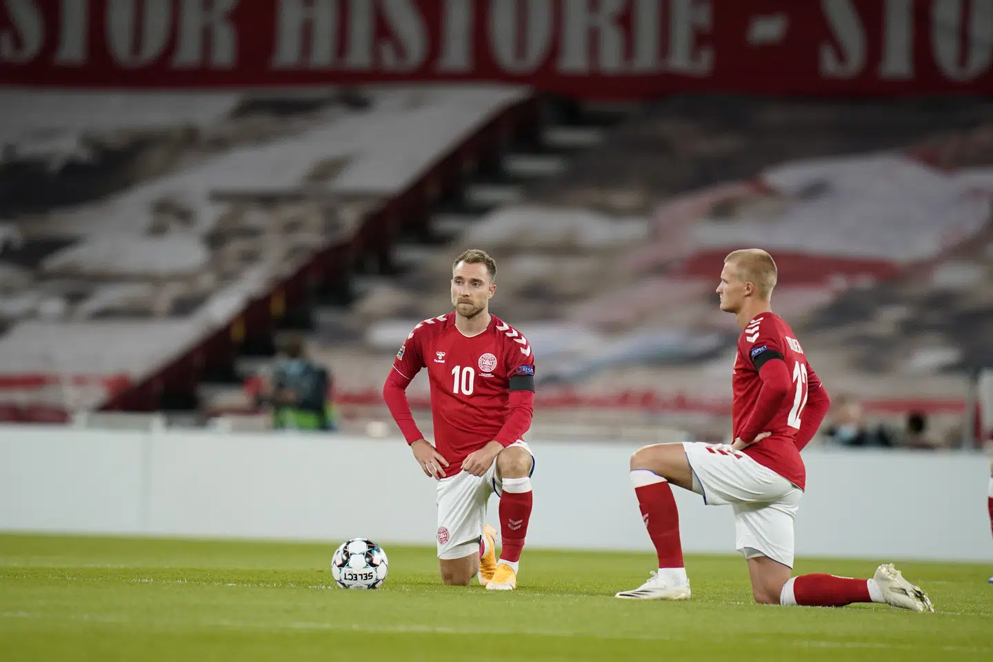 Christian Eriksen og Kasper Dolberg are kneeling before the Nations League Group stage football match between Denmark and Belgium at Parken Stadium in Copenhagen, Denmark, September 5, 2020. The players are kneeling in support of the Black Lives Matter movement and against racism. . (Foto: Liselotte Sabroe/Ritzau Scanpix)