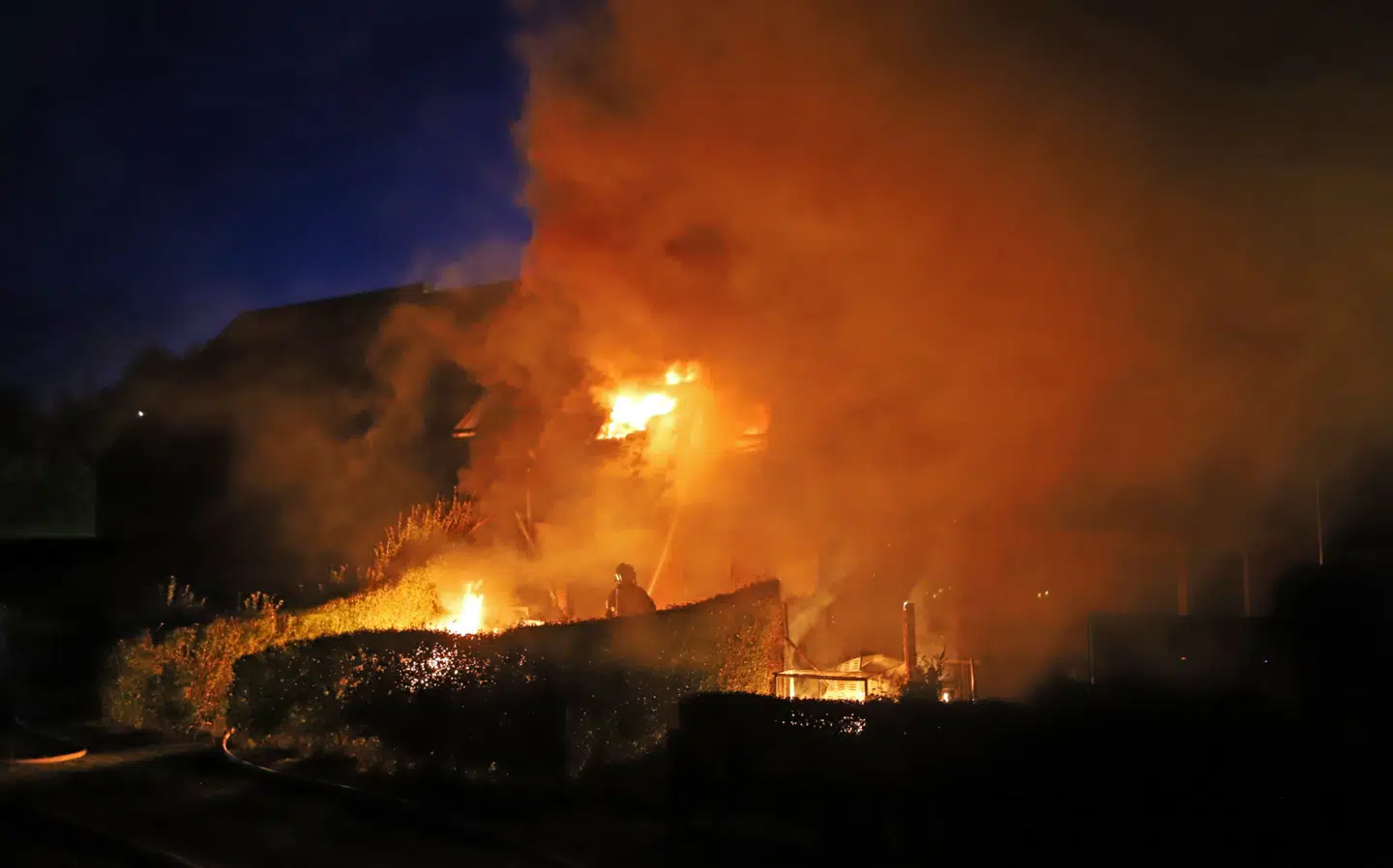 Brandvæsnet er massivt til stede i forbindelse med branden. Foto: Byrd / Jean Nonboe.