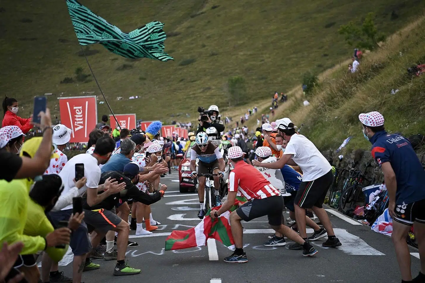 Publikum kom meget tæt på rytterne ved den sidste stigning på lørdagens etape. Det har affødt voldsom kritik fra flere ryttere i Tour-feltet.