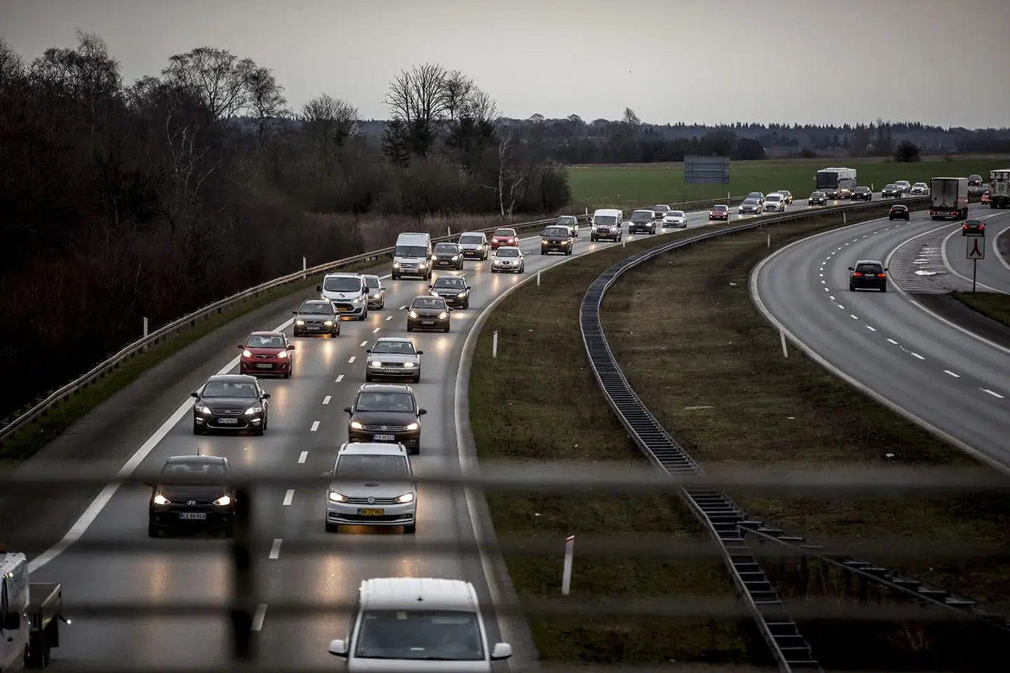 I dag kommer der anbefalinger til et helt nyt afgiftssystem, der skal føre til flere grønne biler på de danske veje.