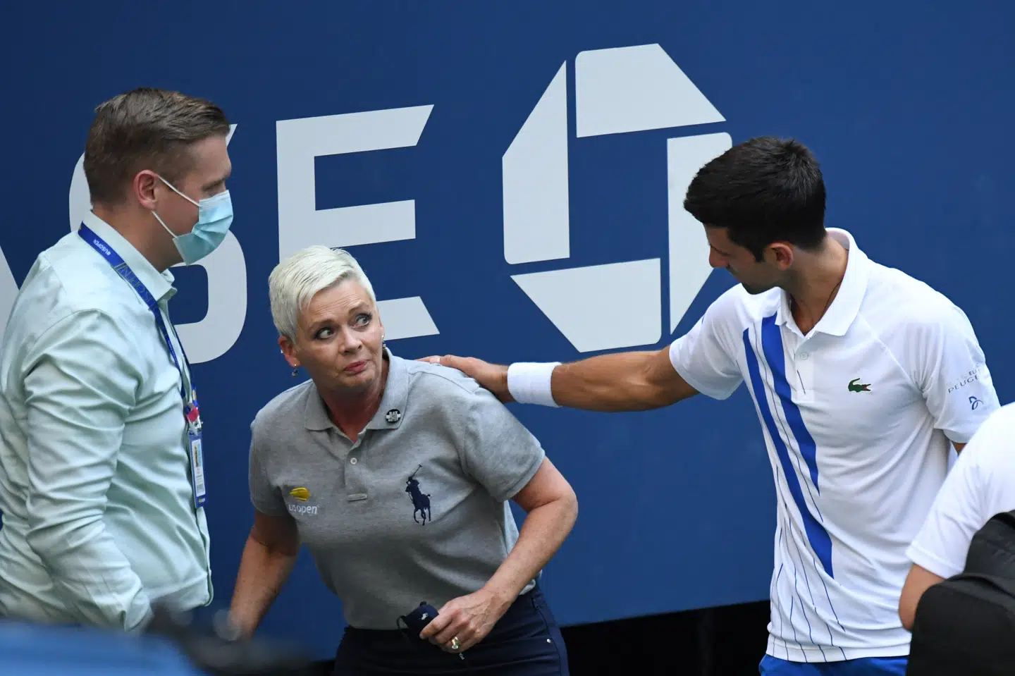 Djokovic var henne at se til en linjedommer, efter at hun blev ramt af en bold, som han i irritation skød mod bagenden af banen. Efter et stykke tids overvejelse valgte US Open at diskvalificere ham søndag. Danielle Parhizkaran/Ritzau Scanpix