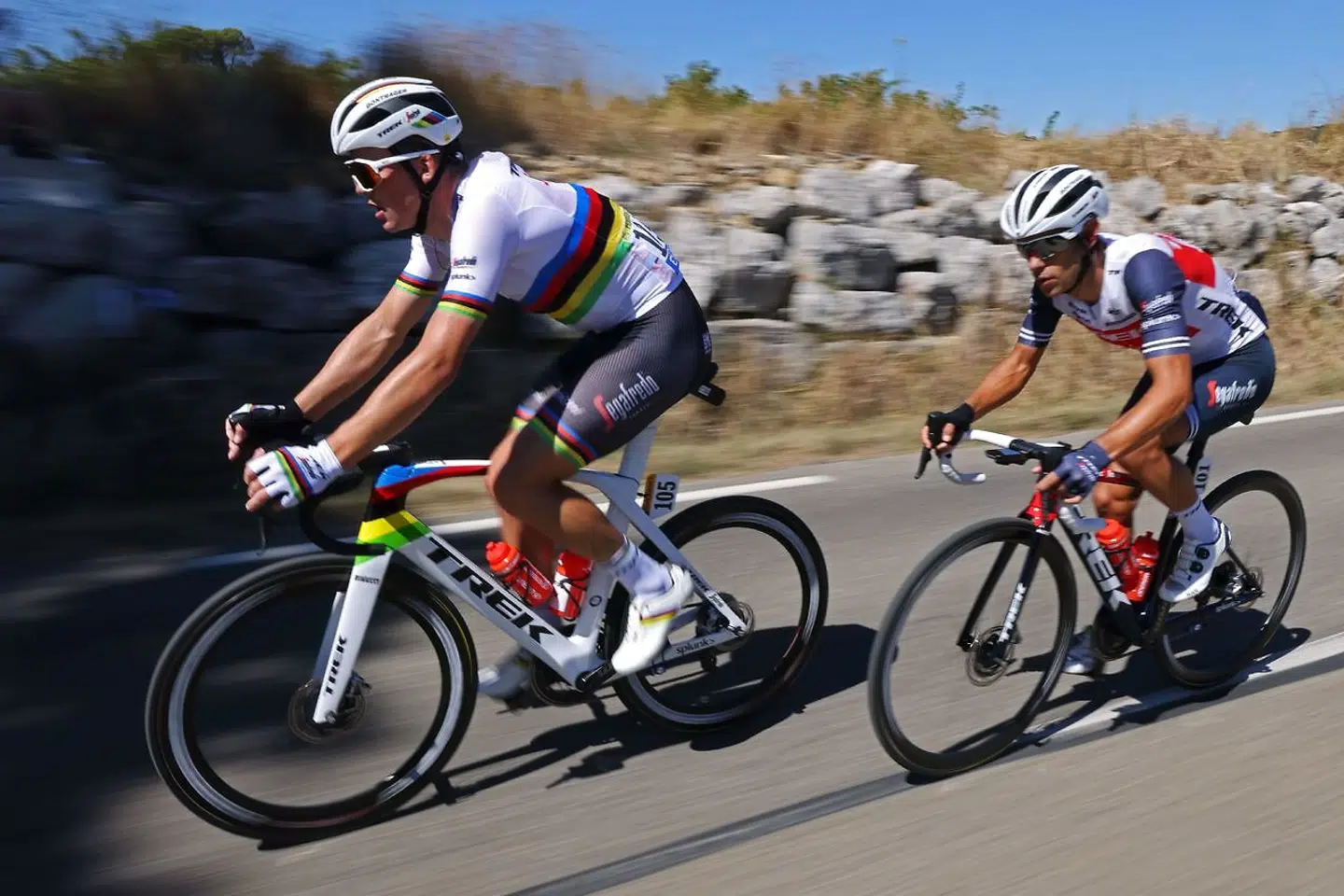 Mads Pedersen arbejder her for sin holdkaptajn Richie Porte (th.)